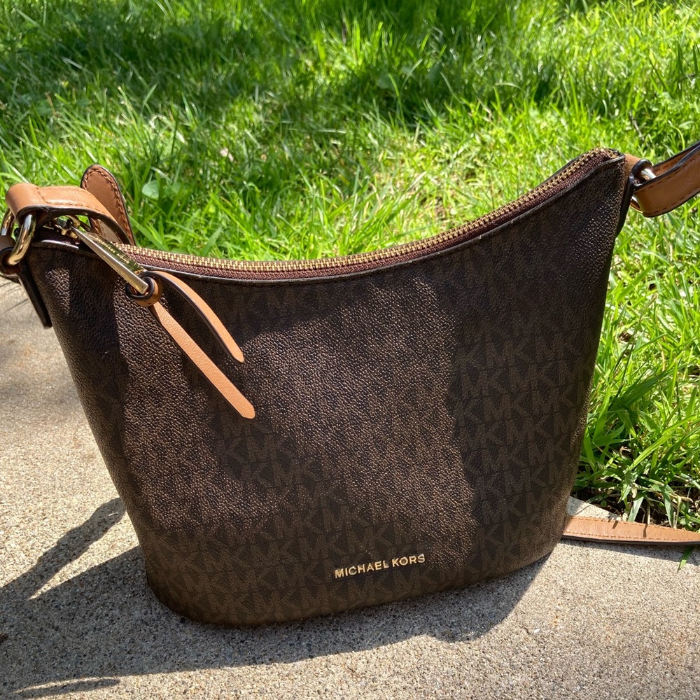 Michael Kors Brown Lupita Messenger Bucket Bag Crossbody Crescent Shape Purse - Picture 16 of 16